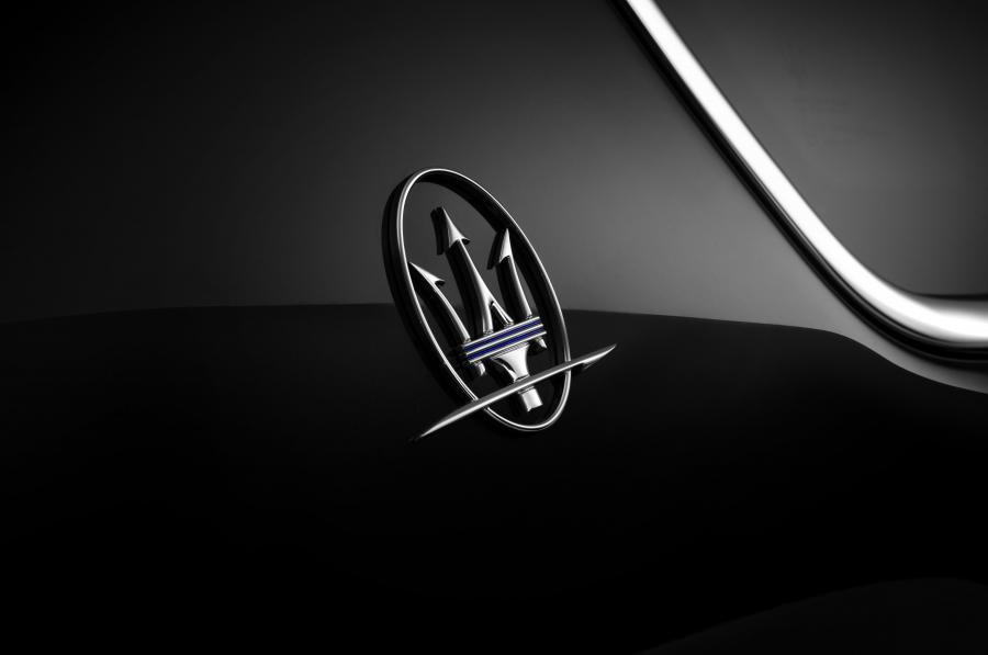 Логотип Maserati Levante S Q4 GranSport 2018 года  (фото 56 из 59)
